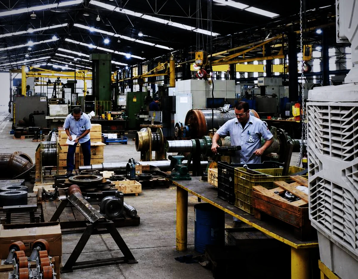 Equipe Engeviti no chão de fábrica